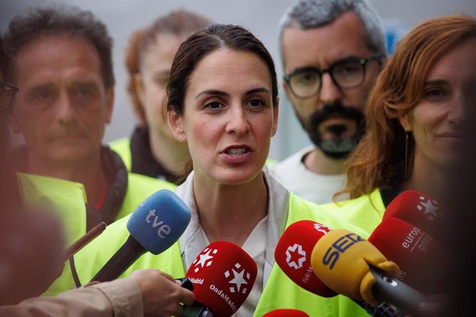 La candidata de Más Madrid a la Alcaldía, Rita Maestre, atiende a los medios sobre las propuestas sobre EMT, en el Centro de operaciones de la EMT