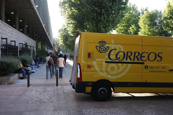 Varias personas llegan para realizar las pruebas de acceso a Correos,, en la Facultad de Biológicas de la Universidad Complutense de Madrid, a 7 de mayo de 2023, en Madrid (España). Hoy se celebran las pruebas de ingreso en Correos para cubrir 7.757 pue