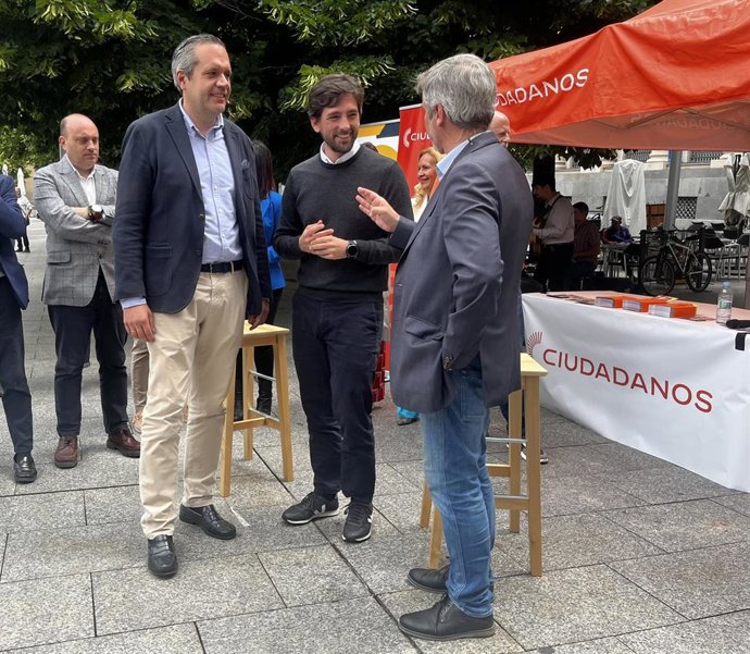 Vázquez, junto a los candidatos a la Presidencia de Aragón, Carlos Ortas, y al Ayuntamiento de Zaragoza, Daniel Pérez Calvo, en Zaragoza.