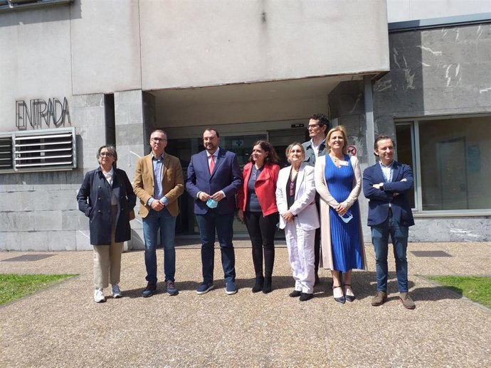 El presidente del Principado de Asturias y candidato a la reelección, Adrián Barbón, visita el centro de salud de La Calzada, en Gijón