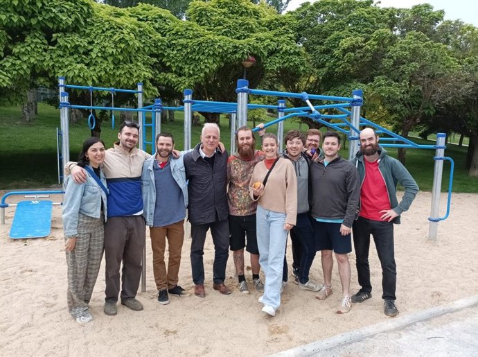 El Ayuntamiento pone en servicio la nueva zona para entrenar calistenia en el parque del Ebro