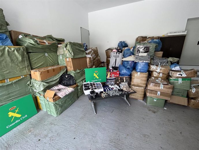 Cajas que contienen 48.000 objetos falsificados destinados a la venta en Alcudia y Pollea interceptados por la Guardia Civil