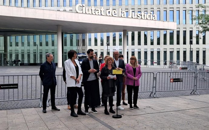 Els consellers Roger Torrent i Natlia Garriga, els exconsellers Raül Romeva i Ester Capella, Marta Rosique i Marta Vilaret (ERC) acompanyen Diana Riba i Josep Maria Jové a la Ciutat de la Justícia