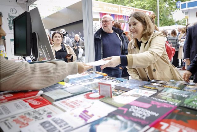 La consejera de Cultura, Turismo y Deporte, Marta Rivera de la Cruz, en la Feria del Libro de MAdrid