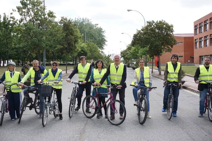 El candidato socialista a la Alcaldía de Logroño, Pablo Hermoso de Mendoza, con parte de su equipo