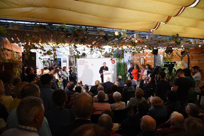 El candidato del PSOE a la Presidencia de C-LM, Emiliano García-Page, en Pedro Muñoz.