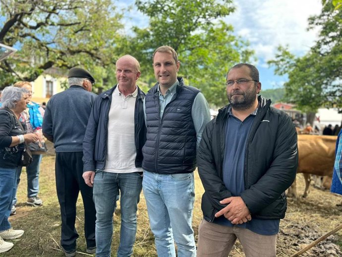 El secretario general de Foro Asturias y candidato a la presidencia del Principado de Asturias, Adrián Pumares, en la feria ganadera de Corao.