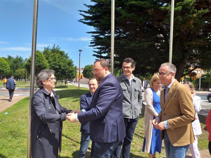 El presidente del Principado de Asturias y candidato a la reelección, Adrián Barbón, a su llegada al centro de salud de La Calzada, Gijón