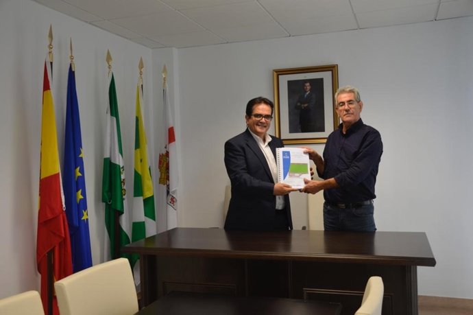 El diputado provincial Antonio Jesús Rodríguez entrega el proyecto al alcalde de Turrillas