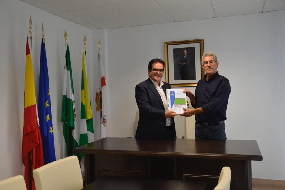 El diputado provincial Antonio Jesús Rodríguez entrega el proyecto al alcalde de Turrillas