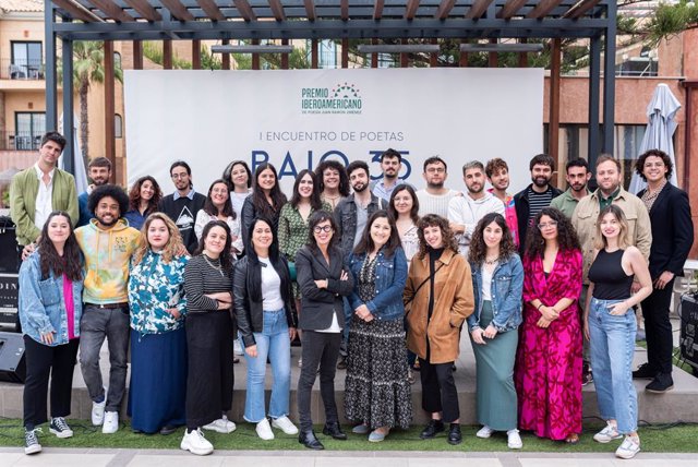 Foto de familia delBajo 35. Encuentro Iberoamericano de Poetas.