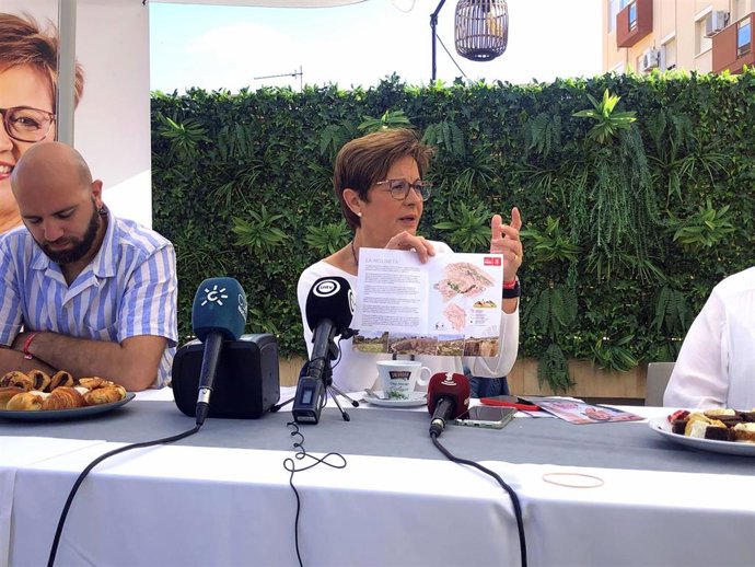 Adriana Valverde (PSOE) muestra uno de los miniprogramas electorales por barrios