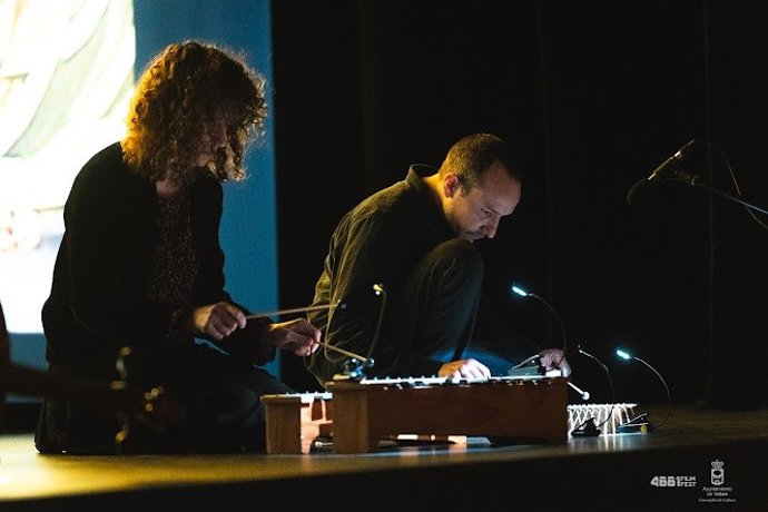 Montjuc interpreta música original compuesta y arreglada expresamente para este espectáculo en directo.