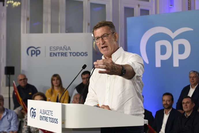 El presidente del PP, Alberto Núñez Feijóo, en un acto público celebrado en el Casino Primitivo de Albacete durante el último día de campaña electoral