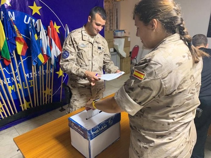Militares ejerciendo el voto por correo para las elecciones autonómicas y municipales del 28 de mayo