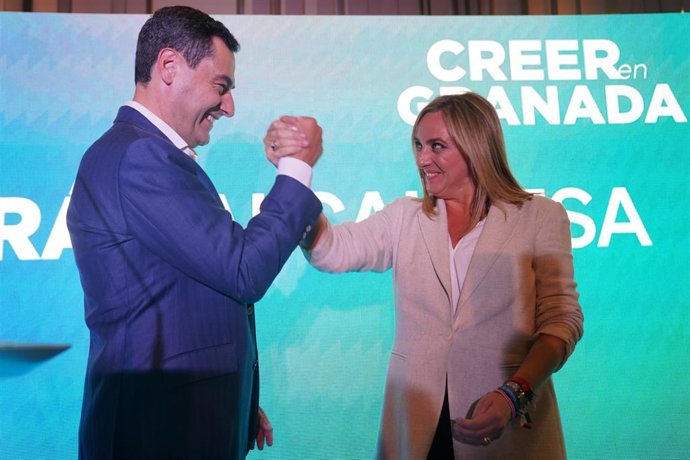 El presidente de la Junta de Andalucía y del PP-A, Juanma Moreno, y la candidata a la Alcaldía, Marifrán Carazo, este viernes en Granada.
