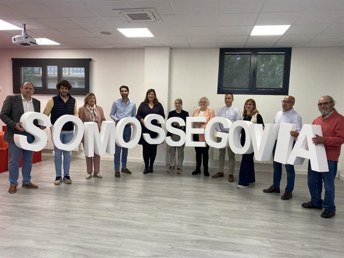 La candidata socialista Clara Martín, con José Luis Aceves y parte de los integrantes de su lista electoral