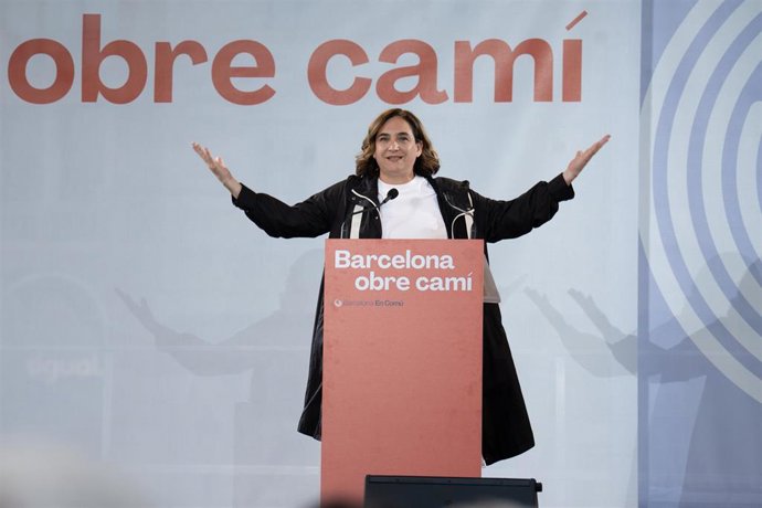 La alcaldesa de Barcelona y candidata a la reelección, Ada Colau, interviene en un acto de campaña, en Plaza Cataluña, a 24 de mayo de 2023, en Barcelona, Cataluña (España). 