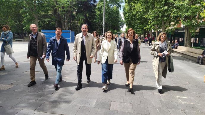 La secretaria general del PP Cuca Gamarra cierra la campaña del en Palencia junto al candidato a la Alcaldía, Alfonso Polanco, y otros representantes del partido.