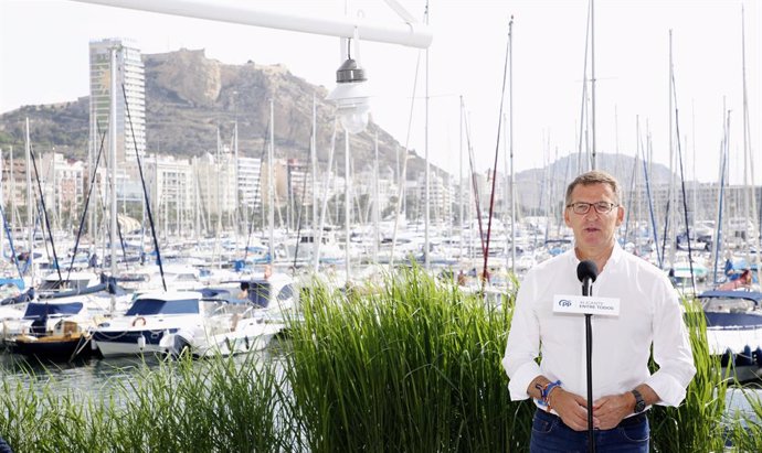 El presidente del Partido Popular, Alberto Núñez Feijóo, interviene en un encuentro con hosteleros junto al candidato del PP a la Alcaldía de la ciudad, Luis Barcala. En Alicante, 26 de mayo de 2023.