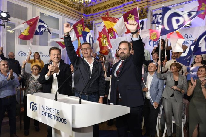 El presidente del PP nacional, Alberto Núñez Feijóo, y el candidato a la Presidencia de Castilla-La Mancha, Paco Núñez, en un acto público en el Casino Primitivo de Albacete