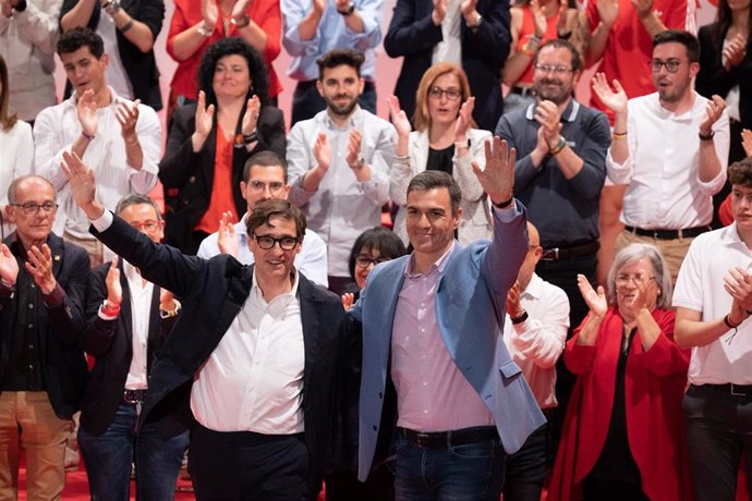 El primer secretario del PSC, Salvador Illa, y el presidente del Gobierno, Pedro Sánchez, en el acto de cierre de campaña del PSC en Tarragona.