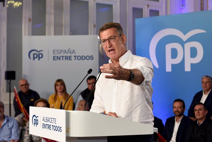 El líder del PP, Alberto Núñez Feijóo, interviene durante un acto de cierre de campaña electoral del PP, en el Casino Primitivo, a 26 de mayo de 2023, en Albacete, Castilla-La Mancha (España). El acto se celebra durante el último día de campaña de las p