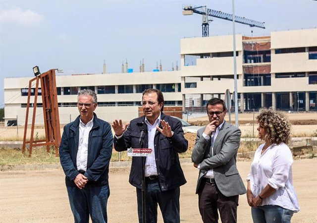 Fernández Vara, con los alcaldes de Don Benito y Villanueva de la Serena, junto a las obras del nuevo hospital.