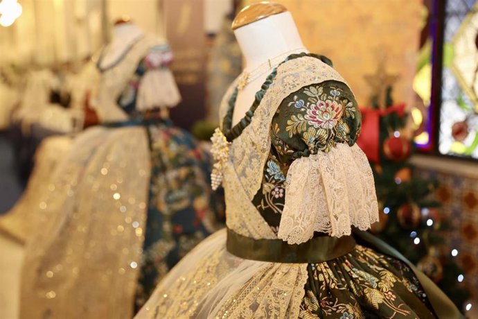 Archivo - Junta Central Fallera licita la indumentaria oficial de las Falleras Mayores de Valncia y las Cortes de Honor del 2024