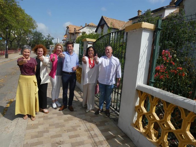 El candidato a la Alcaldía de Huelva y portavoz del Grupo Municipal de Ciudadanos (CS) en el Ayuntamiento, Guillermo García de Longoria, y parte de su candidatura.