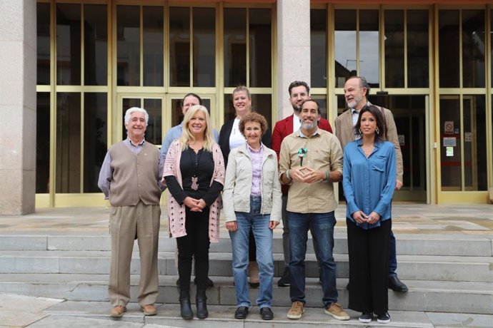 Juan Hidalgo (2 dcha.) y Martina Velarde (dcha.) junto a otros miembros de la coalición de izquierdas, ante el Ayuntamiento.