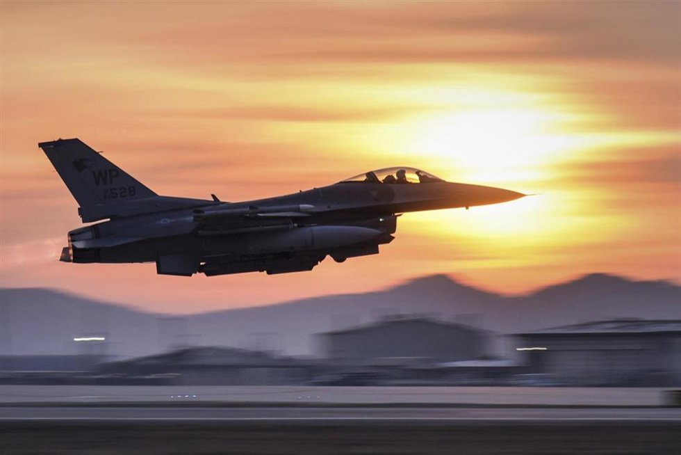 Archivo - Avión de combate modelo F-16