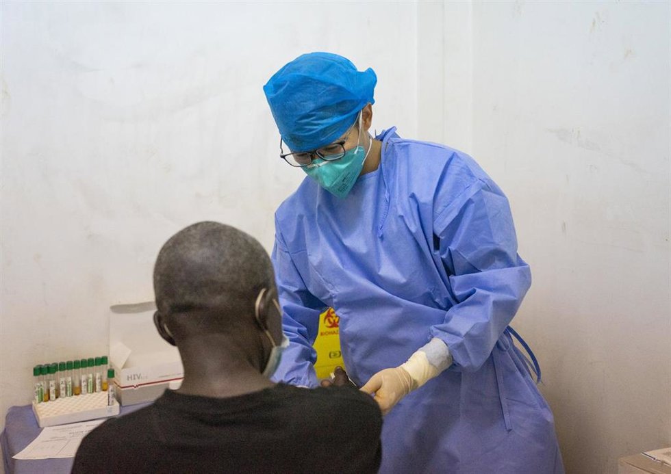 Archivo - Imagen de archivo de un médico chino en República Centroafricana 