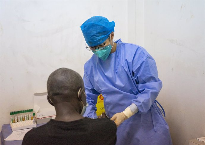 Archivo - BANGUI, Feb. 17, 2023  -- Guo Jianwei, a member of the 19th Chinese medical team dispatched to the Central African Republic, takes blood samples from a patient for examination at the Hospital of Friendship in Bangui, Central African Republic, 