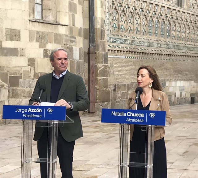 El candidato del PP a la Presidencia del Gobierno de Aragón, Jorge Azcón,  y la candidata del PP a la Alcaldía, Natalia Chueca