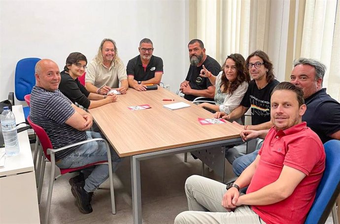 La candidatura de Almería Suma+ se reúne con trabajadores del servicio de Parques y Jardines de Almería.