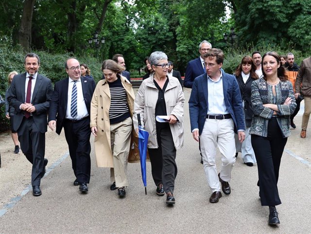 (2I-D) El ministro de Cultura y Deporte, Miquel Iceta, la consejera de Cultura de la Comunidad, Marta Rivera de la Cruz, La directora de la Feria del Libro, Eva Orúe, el alcalde de Madrid, José Luis Martínez-Almeidadurante la inauguración de la feria