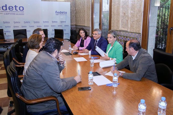 La alcaldesa de Toledo y candidata a la reelección, Milagros Tolón, en la reunión con el presidente de la Federación Empresarial Toledana (Fedeto).