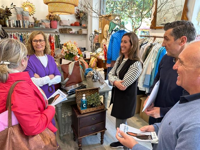 La candidata del Partido Popular a la Alcaldía de Gijón, Ángela Pumariega, durante uan visita a comercios de Gijón