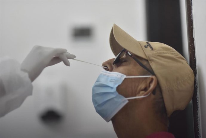 Archivo - Una persona se somete  a una prueba PCR de coronavirus en un centro médiico de Río de Janeiro.