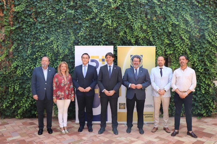 En el centro de la imagen, el rector de la Pablo de Olavide, Francisco Oliva, flanqueado por el consejero de Universidad, José Carlos Gómez Villamandos, a la izquierda, y el alcalde de Carmona, Juan Ávila, a la derecha.