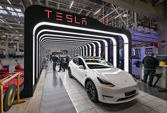 Archivo - Empleados de Tesla en la gigafactoría de la compañía en Brandemburgo a 20 marzo 2023