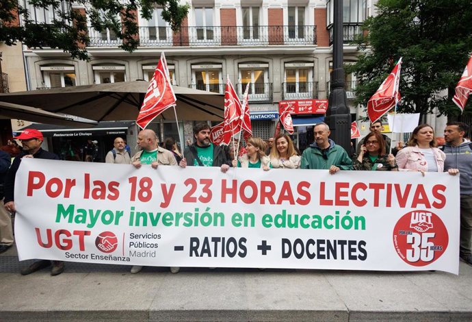 Médicos y profesores se reúnen durante una protesta frente a la Consejería de Educación
