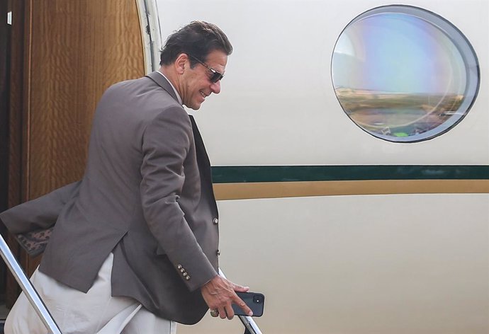 Archivo - 24 February 2021, Sri Lanka, Colombo: Pakistan's Prime Minister Imran Khan boards an aircraft at Bandaranaike International Airport in Katunayake. Photo: Pradeep Dambarage/ZUMA Wire/dpa