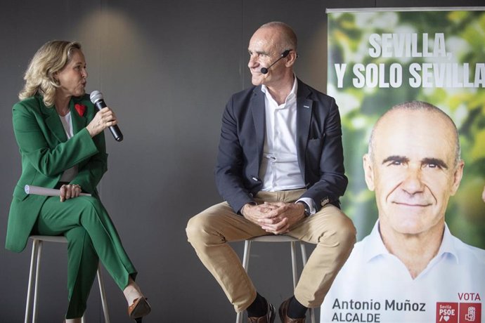 La vicepresidenta del Gobierno y ministra de Asuntos Económicos, Nadia Calviño (i), junto al alcalde y candidato socialista a revalidar el cargo, Antonio Muñoz (d), durante el acto. A 26 de mayo de 2023, en Sevilla (Andalucía, España). La vicepresidenta