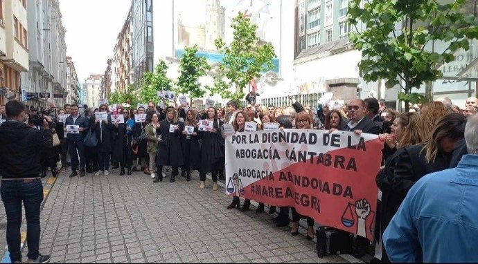Concentración de los integrantes del turno de oficio en Cantabria ante el Gobierno de Cantabria