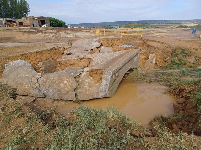 Estado de uno de los puentes tras la lluvia en la zona de Monzon.