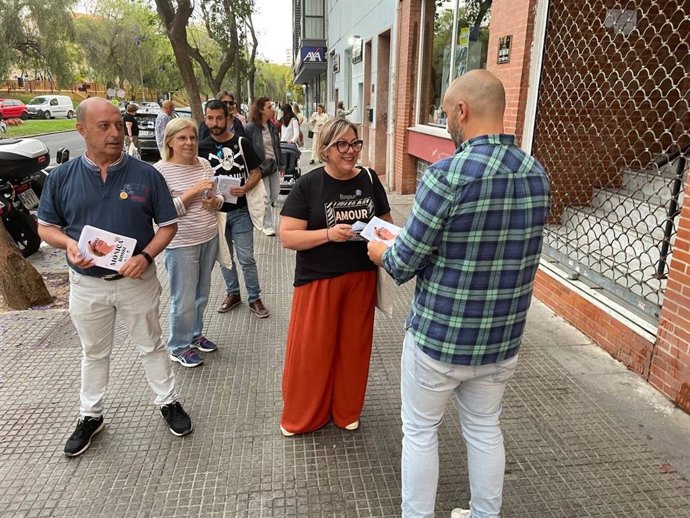 La candidata a la alcaldía de Huelva de la confluencia de Izquierdas (Izquierda Unida, Podemos, Iniciativa del Pueblo Andaluz), Mónica Rossi, en un reparto electoral.