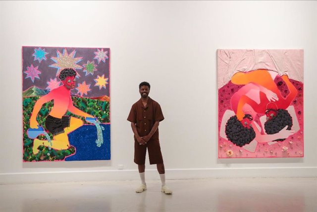 Devan Shimoyama ante dos de las obras de su muestra 'Tell me' que se exhibe en el Centro de Arte Contemporáneo de Málaga.