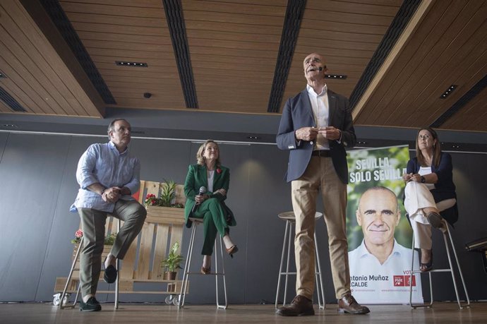 El alcalde de Sevilla y candidato socialista a revalidar el cargo, Antonio Muñoz, en su intervención hoy en Sevilla con la vicepresidenta y ministra Nadia Calviño, de fondo, 